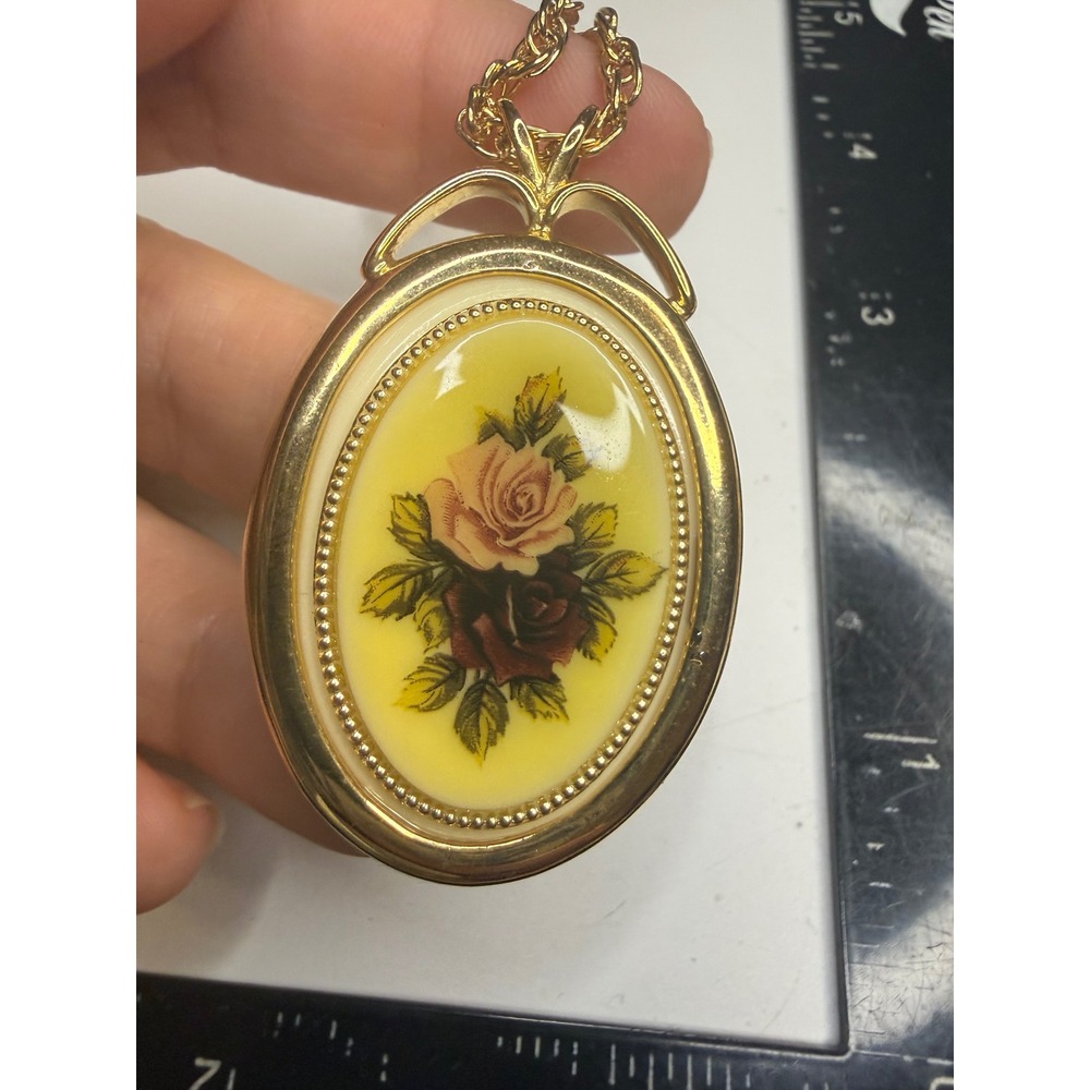 Vintage Gold Tone Oval Rose Floral Pendant Necklace 24 Inch Rope Chain